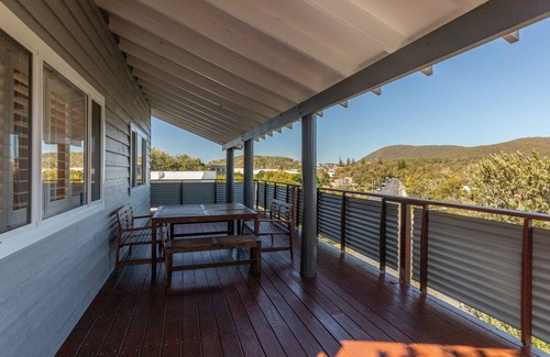 Boomerang Beach House | The Pole House - Pacific Palms Holidays