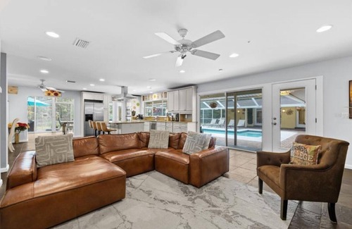 Sugarfoot House | The Pond House! Large Pool, 10 sleeps, Pool Table, Firepit, 10 min UF