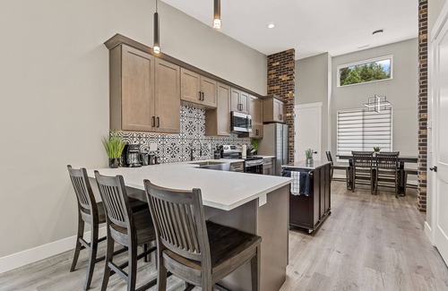 Switzer Mesa House | "The Ponderosa"-Gathering Tree's Deluxe Group Stay with private KING suites
