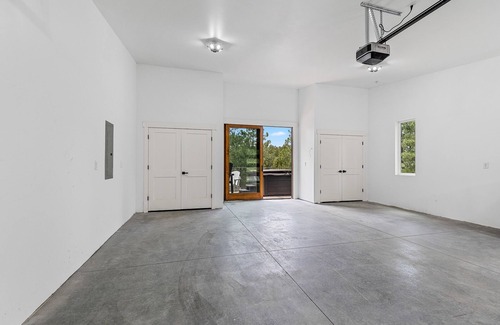 Switzer Mesa House | "The Ponderosa"-Gathering Tree's Deluxe Group Stay with private KING suites