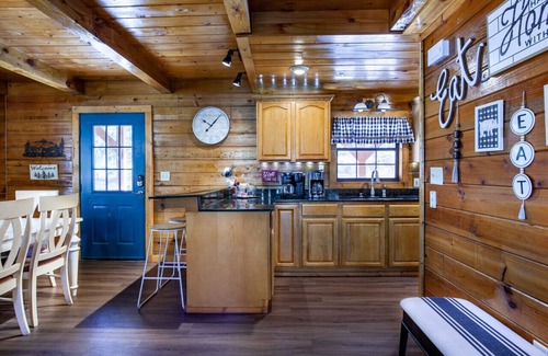 Gatlinburg - Pigeon Forge Cabin | The Ponderosa - w/Private Hot Tub & Indoor Pool!