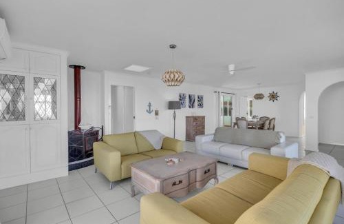 Tura Beach House | The Pool House in Tura