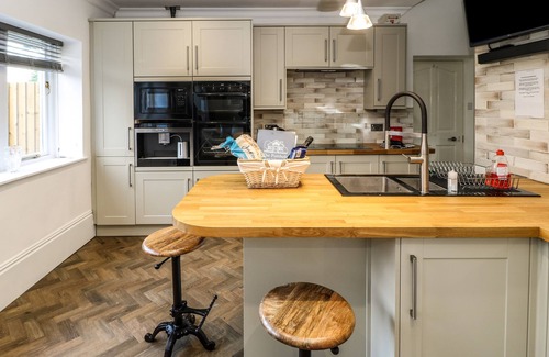 Hepworth House | THE PORTHOLE, pet friendly, character holiday cottage in Holmfirth