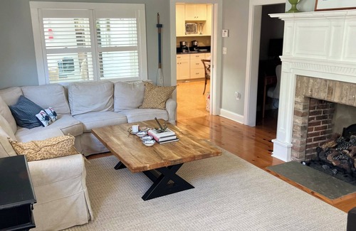 Chestertown House | The Portside Manor - Queen Street Chestertown - Walking Distance to Downtown