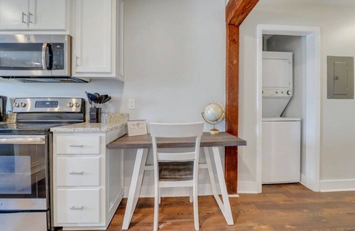 Statesboro Apartment | The Post Suite - above Bull & Barrel, Close to GSU