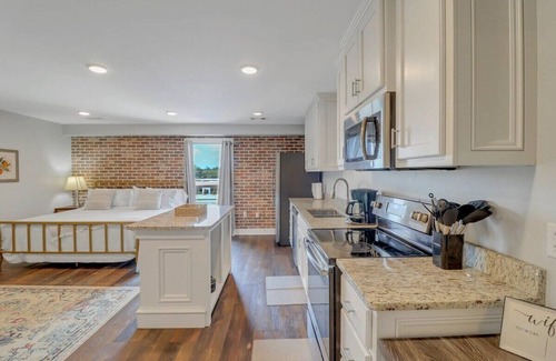 Statesboro Apartment | The Post Suite - above Bull & Barrel, Close to GSU