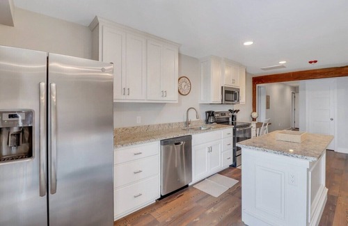 Statesboro Apartment | The Post Suite - above Bull & Barrel, Close to GSU