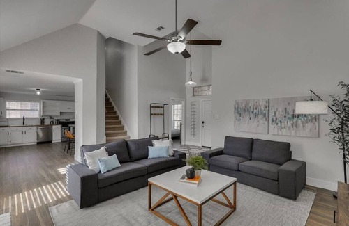 DeSoto House | The Prestige Poolside Escape - 5BR w/Cinema & Gaming