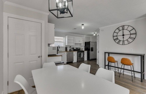 DeSoto House | The Prestige Poolside Escape - 5BR w/Cinema & Gaming