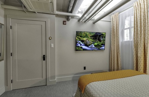 East Aurora Hotel | The Pretty Boy Floyd Room @ The Bank