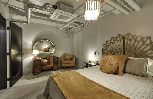 East Aurora Hotel | The Pretty Boy Floyd Room @ The Bank