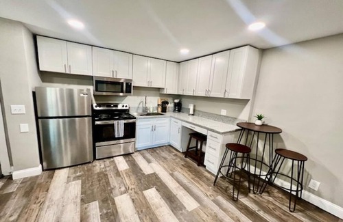Avondale Apartment | The Professional's Choice- short walk to 3 hospitals