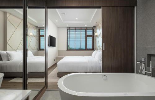 Karon Hotel | The Proud Karon Beach Phuket Trademark Collection By Wyndham