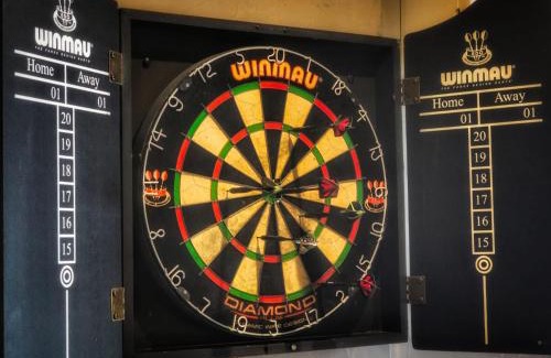 Patchway Apartment | The Pub - Unique & Authentic Experience - Free Parking!, 5 minutes from Airbus and The Mall Cribbs