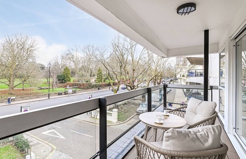 Queen's Gate Apartment | The Pug Apartment - Hyde Park Views