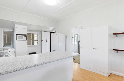Traviston House | The Purple Cottage - Burrum Heads - Walk To Beach -2BR -.