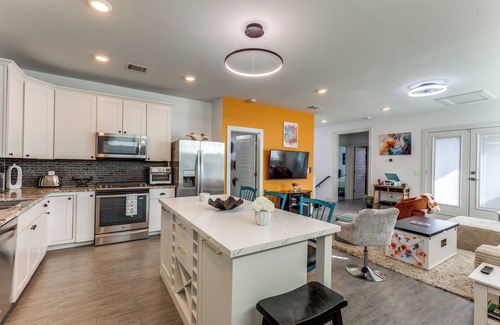 Govalle House | The Q - A modern Austin House w/7 Beds, 3 baths Hot Tub, Golf Sim + DT