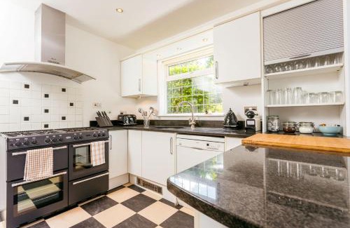 Cambridge Apartment | The Queen Edith Place - Lovely 6BDR Home in Secluded Area
