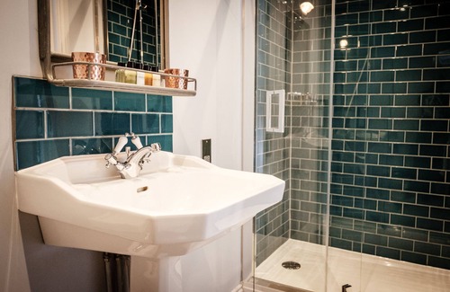 Tudor Hotel | The Queen's Head