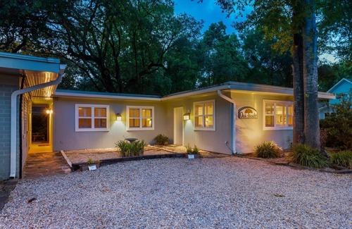 Biloxi Cottage | The Queen Suite - perfect Ocean Springs location only 1 block to Front Beach!