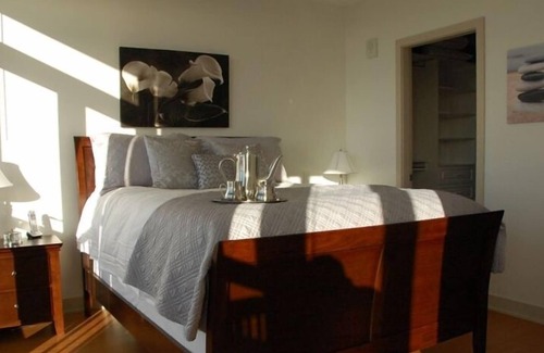 Downtown Victoria Condo | The Queen Victoria Royal Suite - In the heart of Downtown Victoria