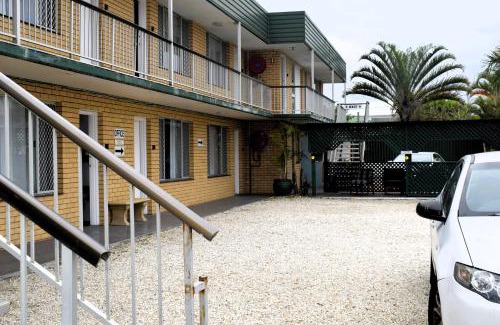 Palm Beach Hotel | The Queenslander Motel
