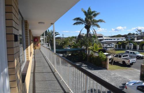Palm Beach Hotel | The Queenslander Motel