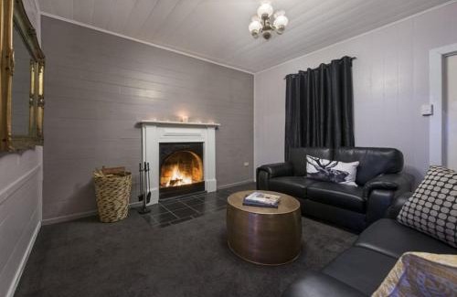 Stanthorpe House | The Radford Couples Cottage Heart of Stanthorpe