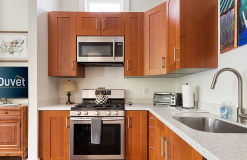 Cannonborough Elliotborough Apartment | The Radiant Retreat by StayDuvet!