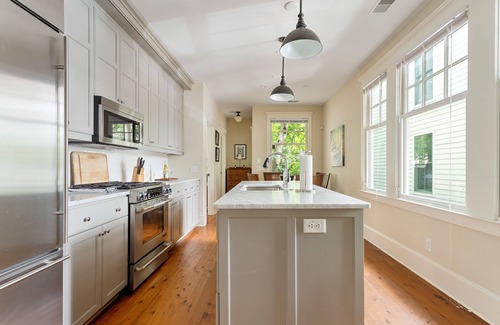 Cannonborough Elliotborough House | The Rainbow Cottage | Downtown Luxury