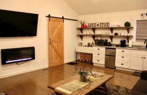 Fredericksburg Cabin | The Ranch@Fredericksburg - Carriage House - 1BD/1BA