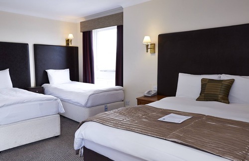 Hook Hotel | The Raven Hotel by Greene King Inns