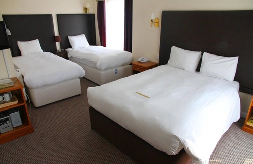 Hook Hotel | The Raven Hotel by Greene King Inns