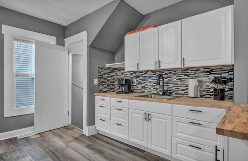 Detroit - Shoreway House | The Recovery Retreat Room