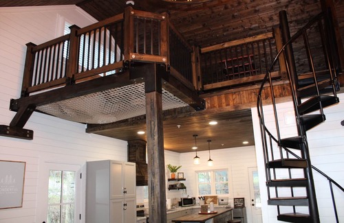 Williamson Cottage | The Red Dog Cottage In The Woods w/Hot Tub