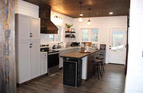 Williamson Cottage | The Red Dog Cottage In The Woods w/Hot Tub