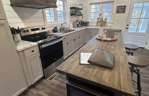 Williamson Cottage | The Red Dog Cottage In The Woods w/Hot Tub