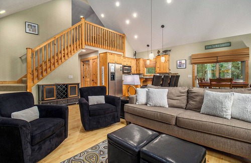 Baldwin House | The Red Door Cottage on Big Star Lake, Sleeps 8!