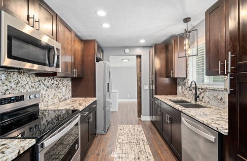 East Wenatchee House | The Red Door Retreat with Huge Pool and Hot Tub