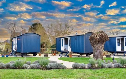 Northmoor House | The Red Lion - Shepherd Huts