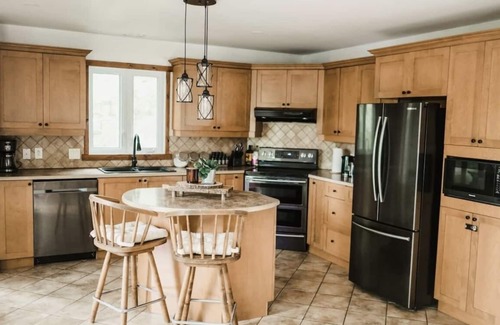 Val-des-Monts Cottage | The Red Oak Cottage in Val-des-Monts
