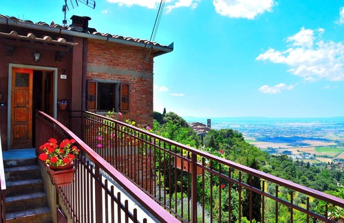 Cortona House | The red-painted house Cortona