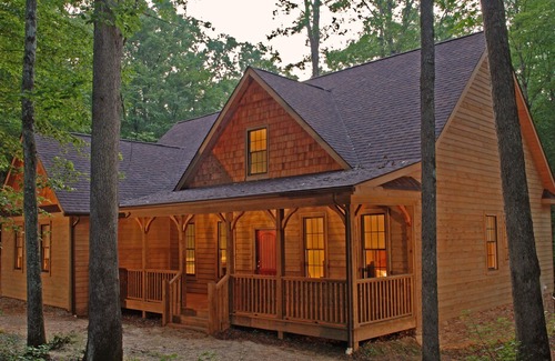 Fayetteville House | The Red Star House is located in Fayetteville West Virginia's New River Gorge