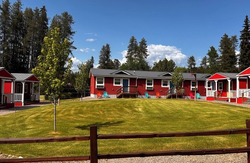 Coram Apartment | The Red Station by Glacier - Apartment #2 with AC and laundry