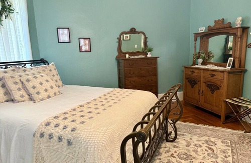 Guthrie Bed & Breakfast | The Redbud Room at The Judges Chambers