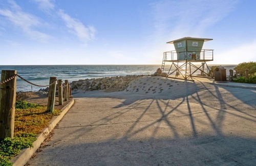 South Oceanside House | "The Reef" House 1 Block to Beach Pro Remodel. HBO
