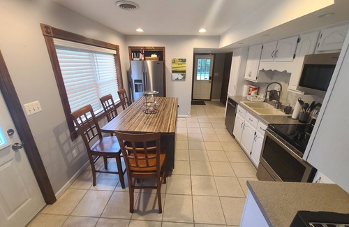 Carterville House | The Refuge - Perfect Location. Beautiful, private, centrally located, sleeps 14