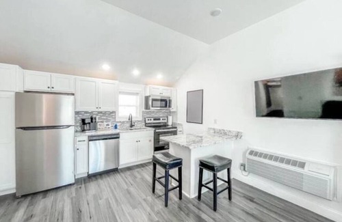 Madison House | The Regatta Room! Walking Distance to Madison Riverfront & Downtown!