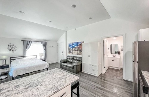 Madison House | The Regatta Room! Walking Distance to Madison Riverfront & Downtown!