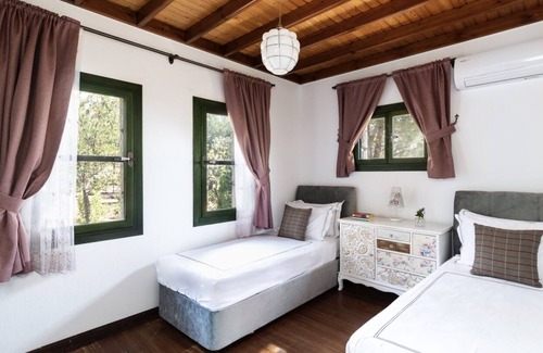 Yesiluzumlu Villa | The Regency Cottage - Two Bedroom Villa, Sleeps 4
